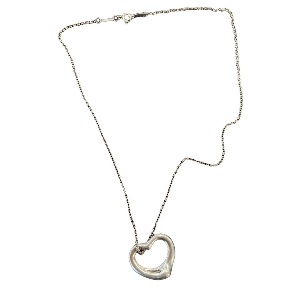 TIFFANY & CO
Elsa Peretti silver open heart necklace